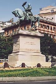 La statua al centro di Piazza Corvetto